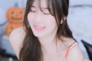 你见过女团成员直播吗?她们还沉迷游戏。