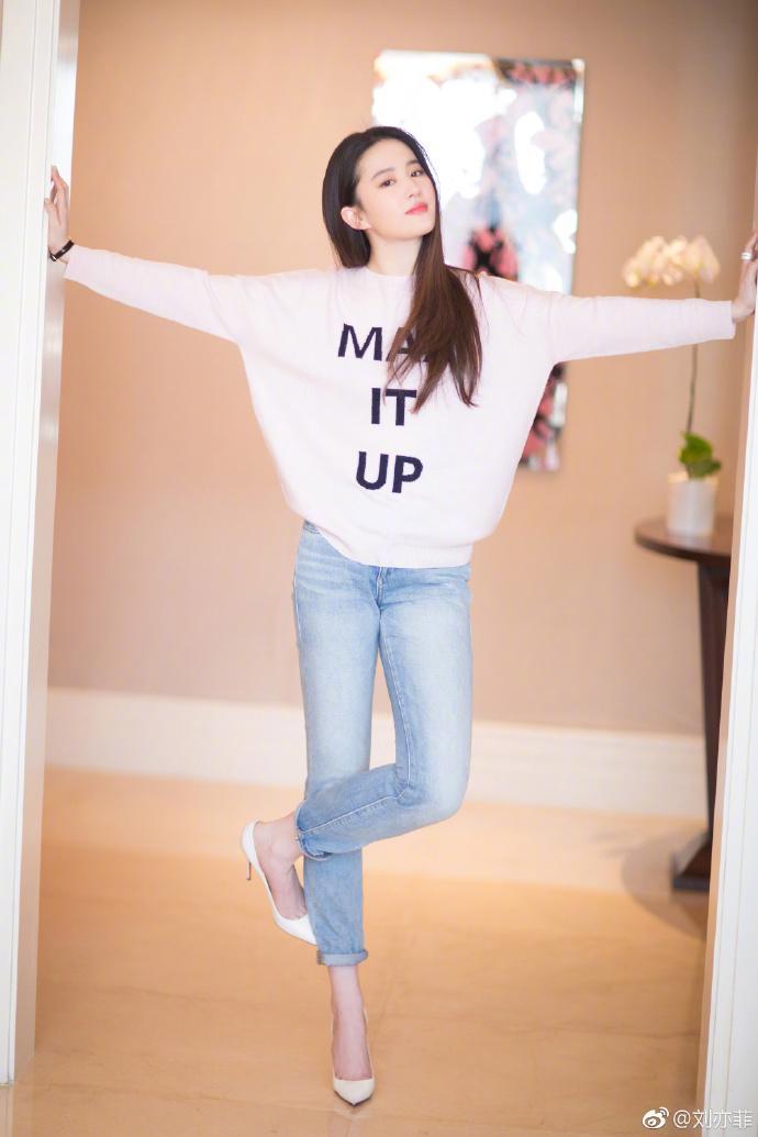 刘亦菲牛仔上衣、长裙、平底鞋,清纯的打扮,却透着一丝妩媚的气息。