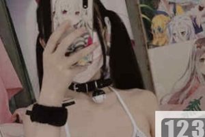 小齿幼喵：社保姬的精彩视频资源，25套86V绝版合集，马甲线飞机场妹子，高筒袜浴衣自拍直播！