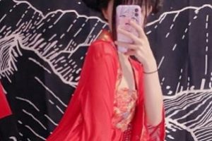 《勤奋是成功的钥匙：网红{{网红名字}}的精彩视频》