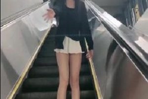 室外多场景恶搞外卖小哥：超A完美身材，21分钟936M，商场、图书馆、公园，打粑粑，不穿衣服！