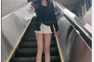 Luna000户外多场景挑战：超A完美身材嫩妹1V936M，21分钟让商场、图书馆、公园打粑粑，恶搞外卖小哥，不穿衣服！