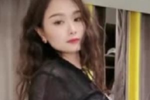 小乖乖女刚成年，放飞自我，直播新体验！