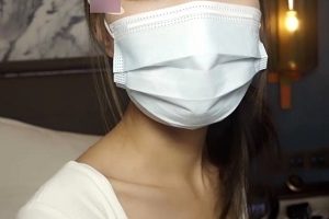 大学生约会时穿黑丝牛仔裤，搭配无屏障后推车