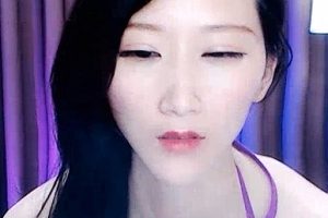 虎牙小小兔：颜值爆表，不露脸，大眼睛头发飘逸，火爆主播身材美艳！