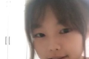 年轻粉嫩小乖乖，互相亲吻吃小胸前软肉奇怪玩具放飞自我某处揉揉子