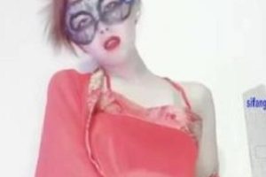 火辣妹子艾米：自娱自乐热舞视频大放送