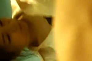 您难以置信：顾客与女师傅之间发生了无屏障后推车的激烈战斗，给出不明液体！这一幕令人热血沸腾，让人心跳加速！视频大小为1.03GB，附带3个版本，可在百度盘下载。