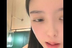 甜美肉肉身材网红小姐姐酒店直播，大黑牛欲望