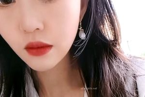 ，乌苏儿不仅是户外女神，更是收藏达人，她的视频精彩纷呈，让人目不暇接。快来一睹她的风采，感受她那独特的小性感吧！