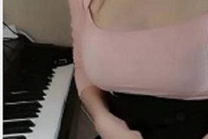 快手奶牛女神哎妮哟最新合集1V1.9G，钢琴才艺表演