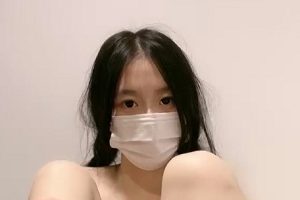菠萝果酱眼镜新人自拍合集49部215.2G超涩