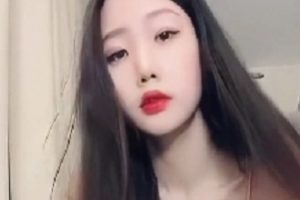 八月未央露脸表演奇怪玩具振嫩芽双道具探秘境流下神秘汁液1V高清实录