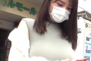 街拍无罩大波美女痴汉尾随偷录1V1.4G波涛汹涌